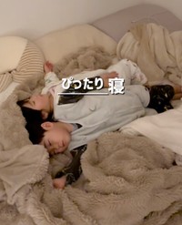 ぴったり寄り添う『ぴったり寝』（提供：@_reimi.twins_さん）