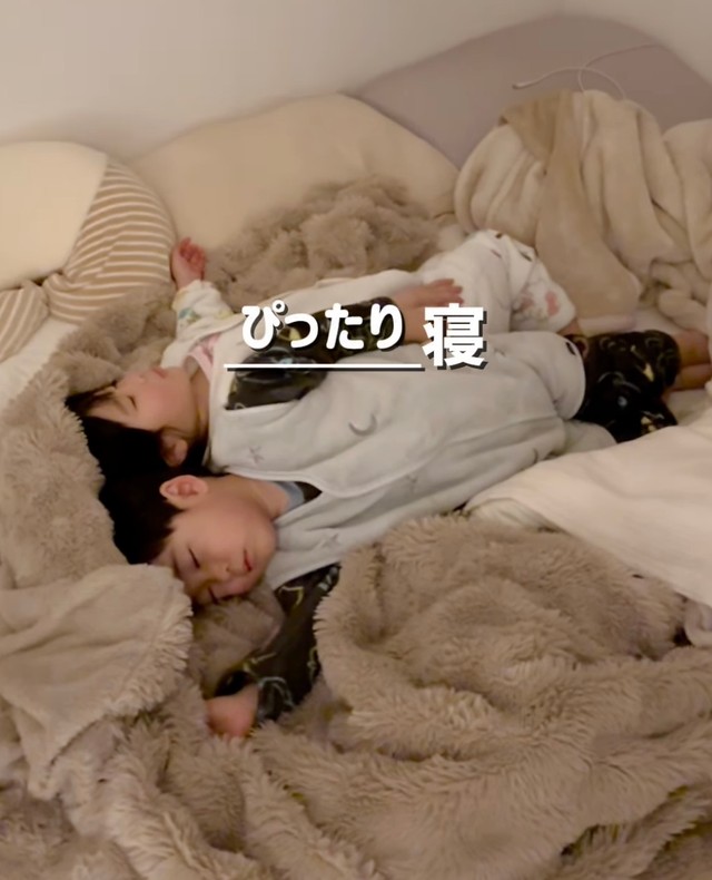 ぴったり寄り添う『ぴったり寝』（提供：@_reimi.twins_さん）
