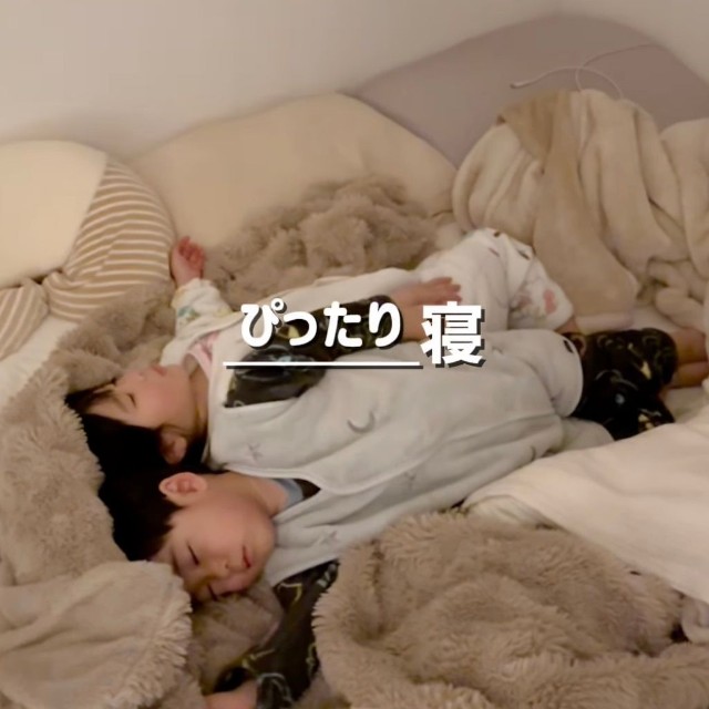 ぴったり寄り添う『ぴったり寝』（提供：@_reimi.twins_さん）