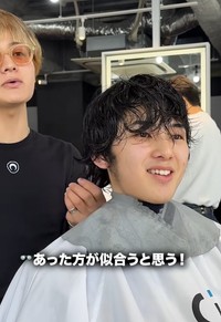 お客さんに合わせて提案をする佐々田さん／佐々田和海さん（@d.d.sasadakazumi）提供