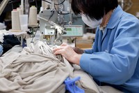「肌に思いやりのある繊細な生地ほど縫うのが難しい。こういう生地を当たり前に扱えるのが弊社の縫い子さんです」とじゅんさん。縫い子さんたちの若い頃の話を聞くのが好きだそう（画像提供：吉﨑じゅんさん）