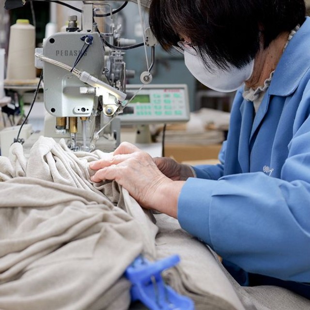 「肌に思いやりのある繊細な生地ほど縫うのが難しい。こういう生地を当たり前に扱えるのが弊社の縫い子さんです」とじゅんさん。縫い子さんたちの若い頃の話を聞くのが好きだそう（画像提供：吉﨑じゅんさん）
