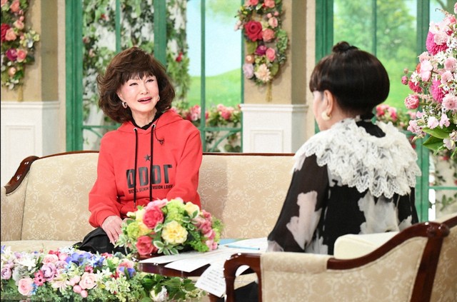 「徹子の部屋」（右から） 黒柳徹子、山本リンダ＝テレビ朝日提供