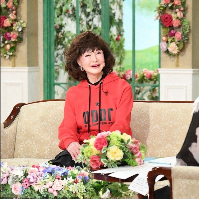 「徹子の部屋」（右から） 黒柳徹子、山本リンダ＝テレビ朝日提供