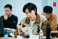 韓国ドラマ「野ネズミ」台本読み合わせに参加したリュ・ジュンヨル（出典：@NetflixKR）