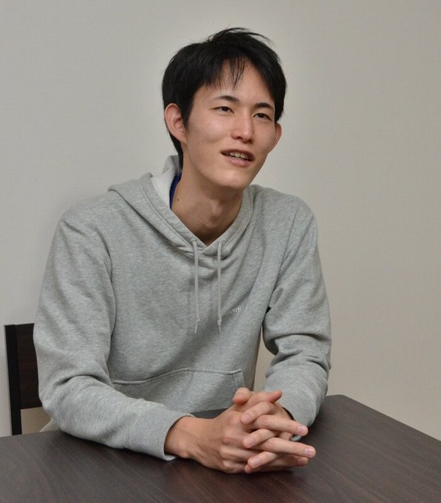 開店の経緯を話す稲垣さん。「社会人になってから、学生のうちにいろんな勉強をしておくべきだったと気付いた」と言い、学生にさまざまな学びの場を提供したい思いがあるという