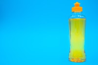 汚れが気になる部分に食器用洗剤※画像はイメージです（Hanasaki/stock.adobe.com）