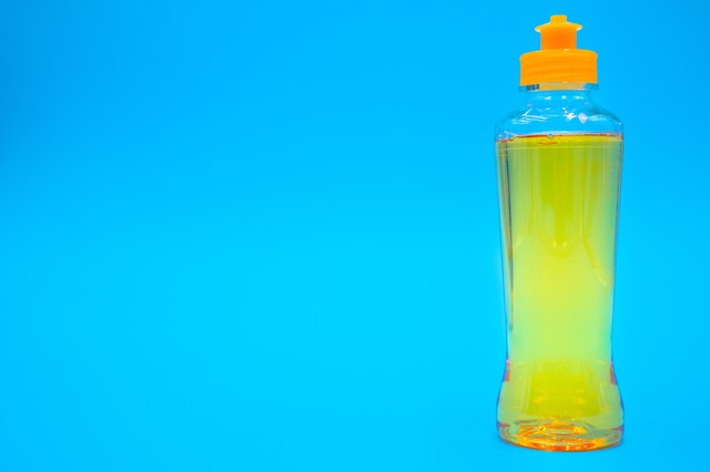 汚れが気になる部分に食器用洗剤※画像はイメージです（Hanasaki/stock.adobe.com）