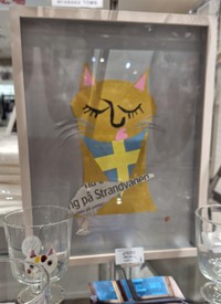川上麻衣子がサッカーW杯に触発され、スウェーデン国旗をあしらった猫の切り絵作品＝都内の小田急百貨店新宿店