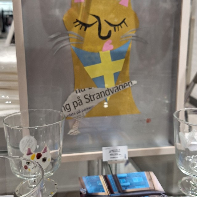 川上麻衣子がサッカーW杯に触発され、スウェーデン国旗をあしらった猫の切り絵作品＝都内の小田急百貨店新宿店