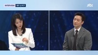 「ニュースルーム」に出演し、インタビューに答えるソン・ソック（左）（出典：JTBC News 動画キャプチャー）