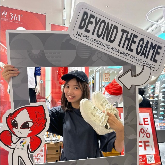 「カトリーナ」の愛称で親しまれるタレント加藤里奈さん（本人の公式インスタグラムから）