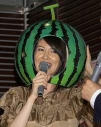 スイカのかぶり物にゴキゲンの山本モナ
