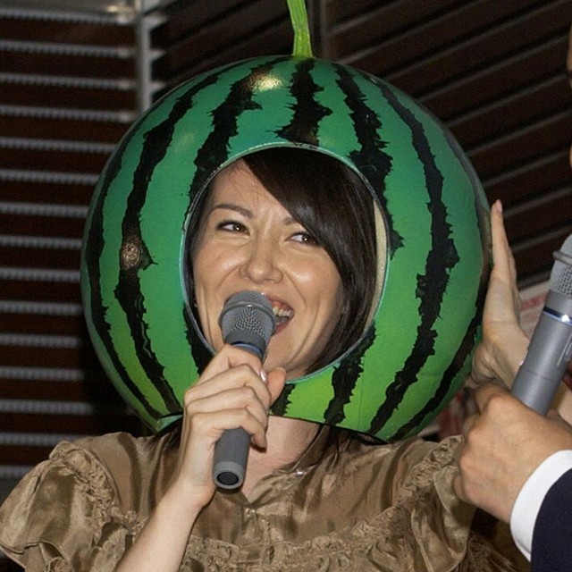 スイカのかぶり物にゴキゲンの山本モナ