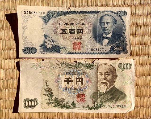 一緒に見つかった伊藤博文の1000円札と岩倉具視の500円札／さむさん（@urakutenism）提供