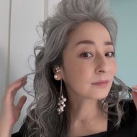 くせ毛とグレイヘアを活かしたボリューミーでゴージャスなヘアスタイル／megさん（@megumiwa0122）提供