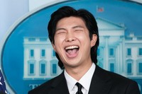 米ホワイトハウスの定例会見に参加するBTSのRMさん