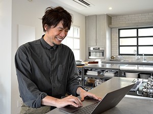 コウケンテツさん「本当はごはんを作るのが好きなのに、しんどくなった人たちへ」インタビュー　毎日、同じおかずでもいいやん！