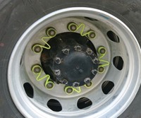 ホイールナットの緩みが一目でわかるインジケーターの装着例。緩むと黄色い部分が引っ張られて波が直線になる。出典:株式会社橋詰商会のウェブサイト