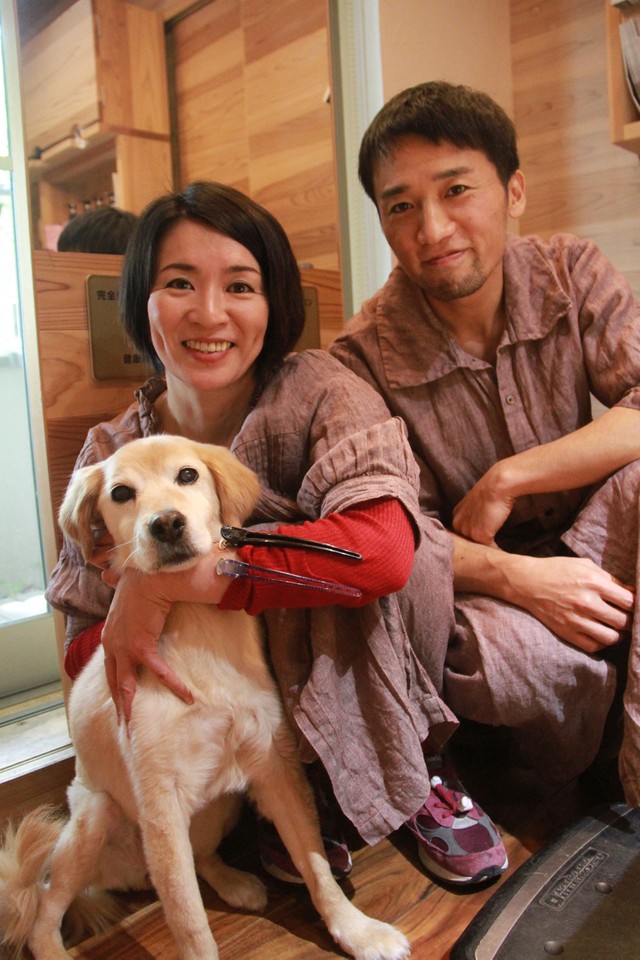 手術を乗り越えて元気になったシロと飼い主の野々村かおりさんと好弘さん（京都市北区）