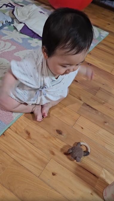 ハイハイより先に飛びそう」両手を羽のようにパタパタする赤ちゃんの