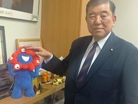 ミャクミャクに愛着を示す石破茂前首相＝衆議院第二議員会館内の事務所