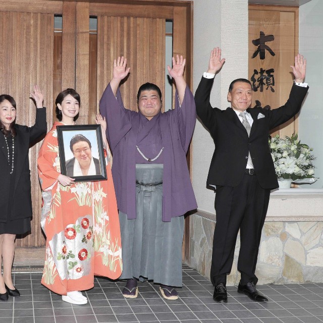 婚約会見を行った志摩ノ海と父の遺影を持つ天咲千華ら）と一緒にバンザイをする（左から）天咲の叔父で元寺尾の錣山親方、天咲の母・杏里さん。右は木瀬親方=2021年12月22日
