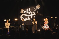 ステージでは個性的な４人が並んだ