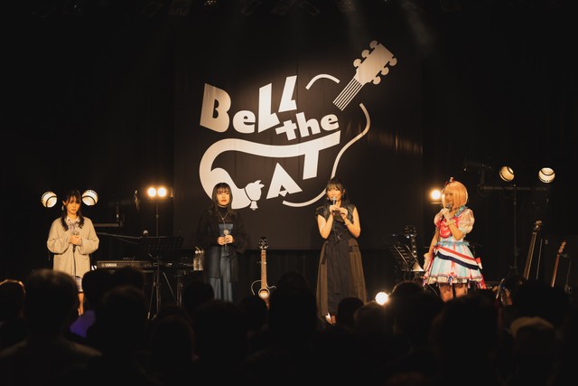 ステージでは個性的な４人が並んだ