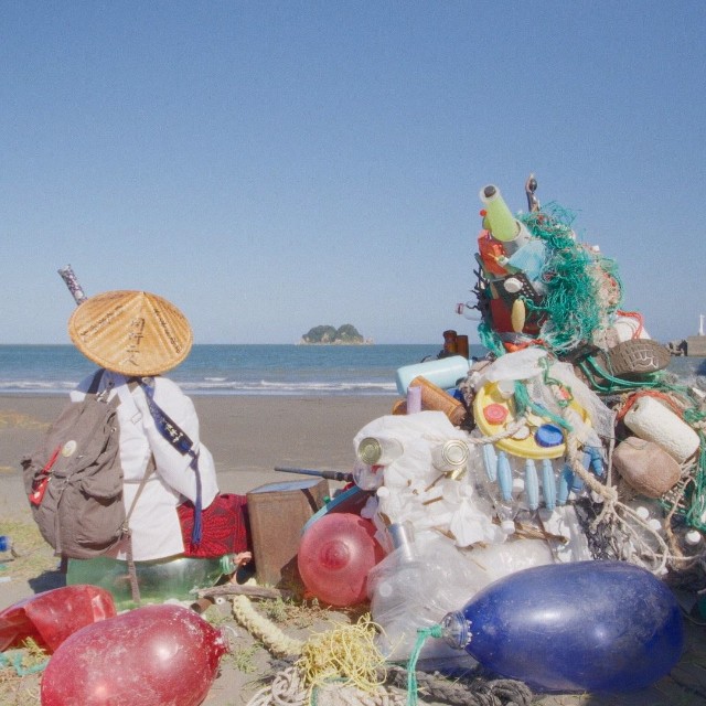 徳島の海岸でカンちゃんと語らいながら、自らを解放していくお遍路さん　(C)NHK