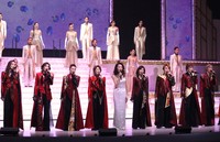 「未来へのOne　Step！」フィナーレ（前列左から）和央ようか、真琴つばさ、一路真輝、剣幸、麻実れい、安寿ミラ、麻路さき、姿月あさと、湖月わたる