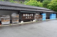 土井志ば漬本舗の本店、熟成館、赤しそ自社農園がある「志ば漬の里」は、大原街道（鯖街道）に面しています
