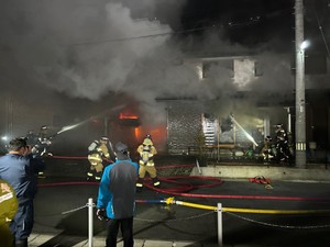 「爆発があり建物とトラックが燃えている」と１１９番通報　消火活動中　これまでにけが人の情報無し　宮城・気仙沼市