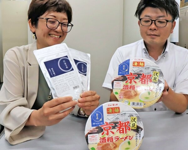 伏見かいわいで人気を得ている「京都伏見　酒粕ラーメン」。「純米吟醸酒粕パウダー」（左）を加えるとまろやかな味わいが楽しめる＝京都市中京区河原町・京都市観光協会