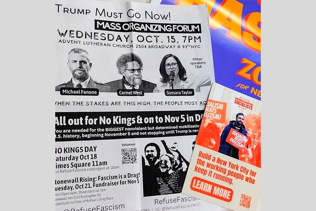 マムダニ氏の集会で配られたビラやフライヤー=2025年、10月、ニューヨーク、福田宏樹撮影