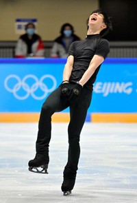 練習リンクでの調整中に笑う羽生結弦選手