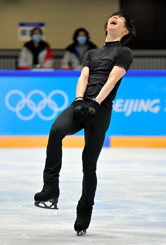 練習リンクでの調整中に笑う羽生結弦選手