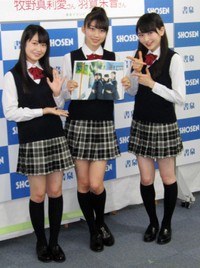 モー娘。12期メンバーとして活躍した尾形春水（右）。左は野中美希、中央は牧野真莉愛＝2016年12月16日撮影