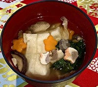 お雑煮も餅と麩以外は現地の材料で（てんやわんやママさん提供）
