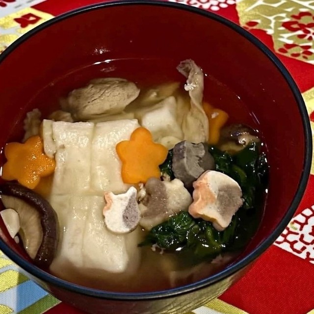 お雑煮も餅と麩以外は現地の材料で（てんやわんやママさん提供）