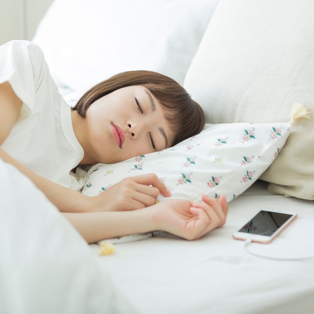 就寝中のスマホ充電は危険？　※画像はイメージです（japolia/stock.adobe.com）