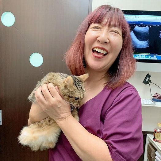 西洋医学、東洋医学、自然療法の３本柱で”チームめめ”が治療を支えていました。笑顔でめめを抱く（自然療法の）クレス先生