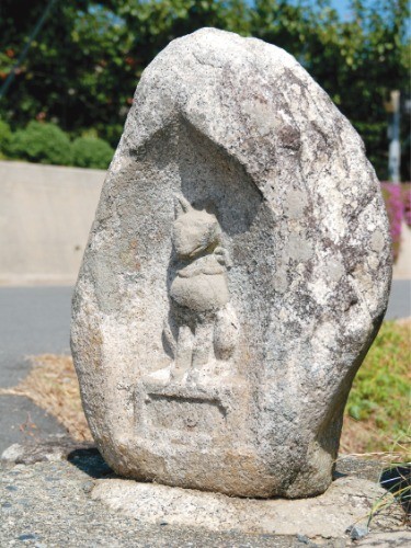 積年の風化で狐にも見えるが明治時代に奉納された猫神碑