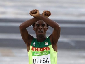 エチオピアの銀メダリストはなぜ抗議したのか