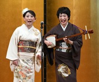 重いテーマの中で笑いの役を担った友近(左)と余貴美子©「安楽死特区」製作委員会