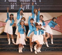 鮮やかな衣装で熱唱するドリーム　モーニング娘。（左から）石川梨華、安倍なつみ、矢口真里（中左から）中澤裕子、保田圭、飯田圭織（上左から）藤本美貴、久住小春、吉澤ひとみ、小川麻琴＝2011年