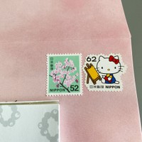 キティちゃんの切手の横に追加分を貼ると…（まめプロさん提供）