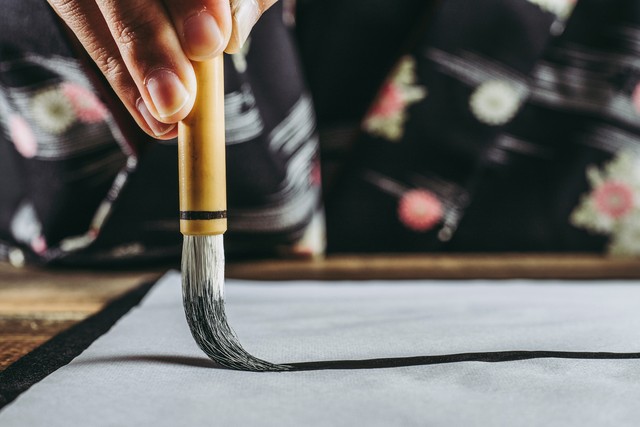 筆と墨で書かれた案内板が東京駅に　※この画像はイメージです　（beeboys/stock.adobe.com）