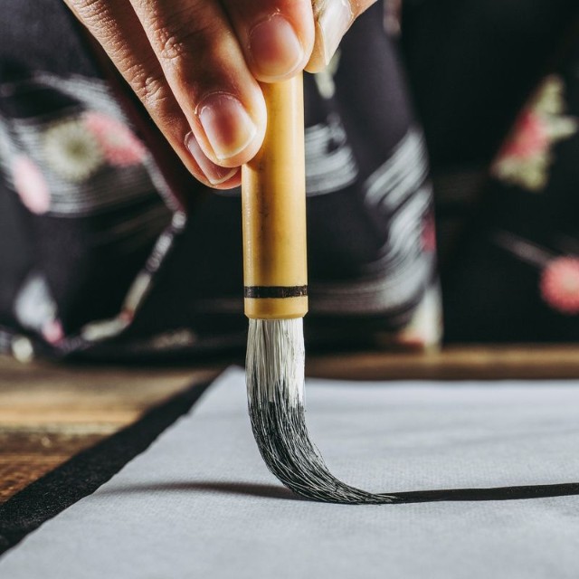 筆と墨で書かれた案内板が東京駅に　※この画像はイメージです　（beeboys/stock.adobe.com）