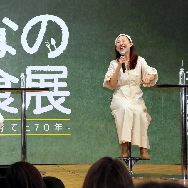 夫婦でイベントに出席したマック鈴木氏と小原正子=2020年